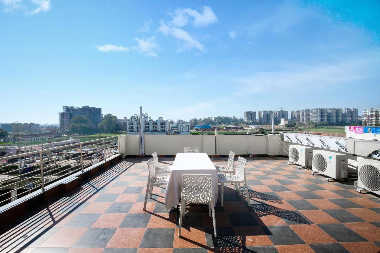 Hotel Woodcrest Zirakpur - Best Family Hotel By - A Unit Of Sidham Group エクステリア 写真