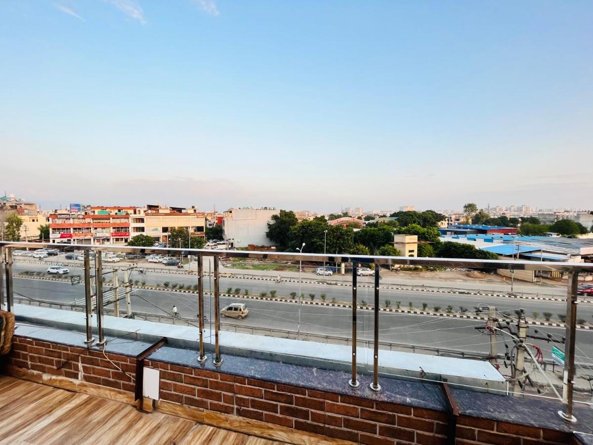 Hotel Woodcrest Zirakpur - Best Family Hotel By - A Unit Of Sidham Group エクステリア 写真