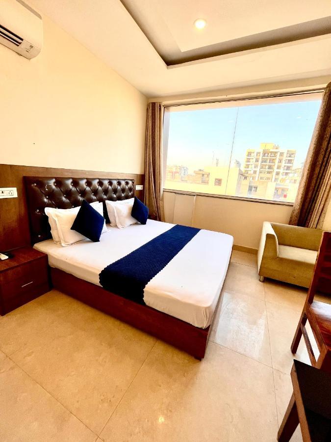 Hotel Woodcrest Zirakpur - Best Family Hotel By - A Unit Of Sidham Group エクステリア 写真