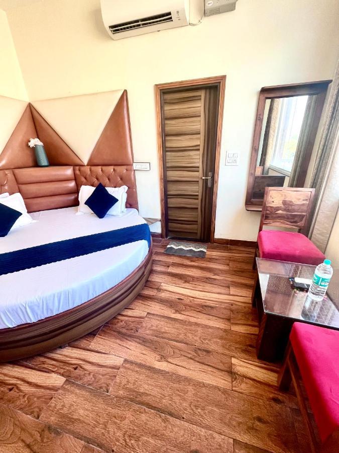 Hotel Woodcrest Zirakpur - Best Family Hotel By - A Unit Of Sidham Group エクステリア 写真